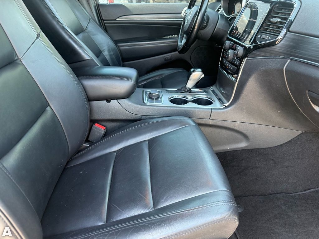 Used 2020 Diamond Black Crystal Pearlcoat Jeep Limited image 30