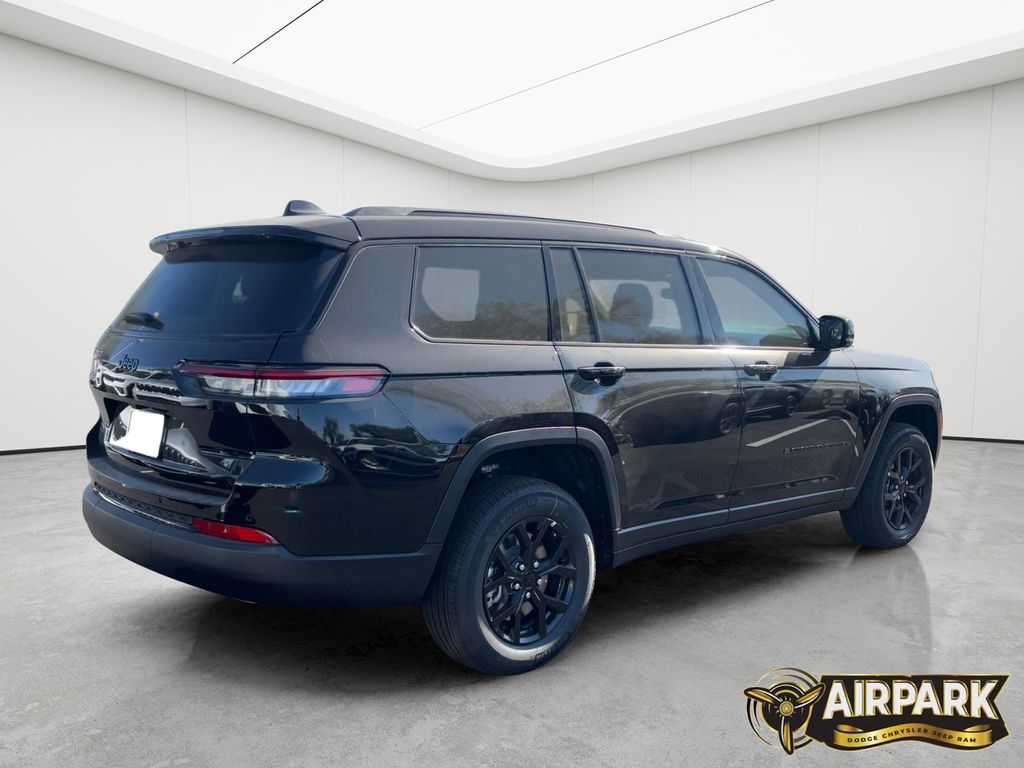 New 2025 Diamond Black Crystal Pearlcoat Jeep Laredo image 4