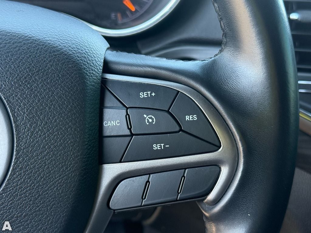 Used 2021 Diamond Black Crystal Pearlcoat Jeep Laredo E image 15