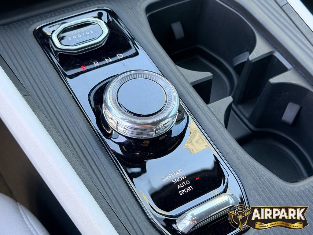 New 2026 Diamond Black Crystal Pearlcoat Jeep Laredo/Limited image 28