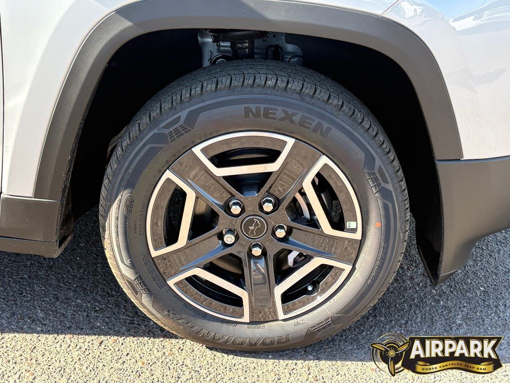 New 2026 Silver Zynith Jeep Laredo/Limited image 9