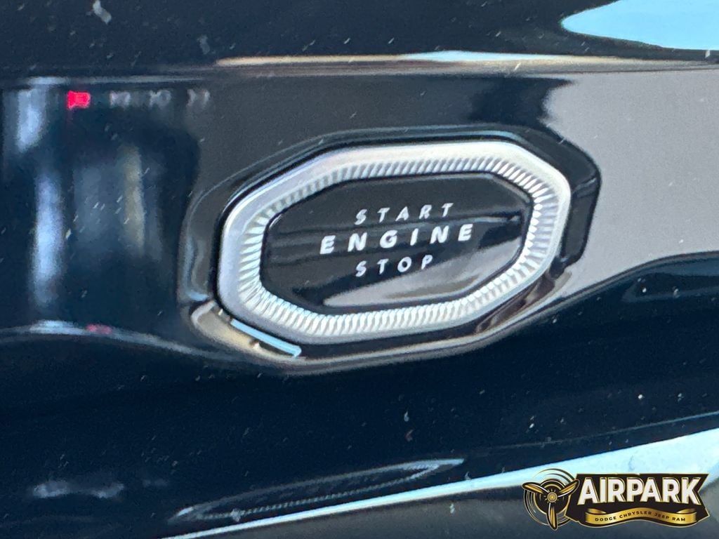 New 2026 Diamond Black Crystal Pearlcoat Jeep Limited image 28