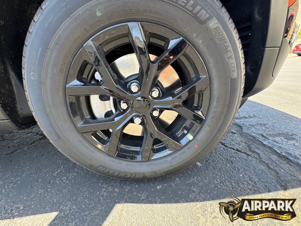 New 2026 Diamond Black Crystal Pearlcoat Jeep Laredo image 8