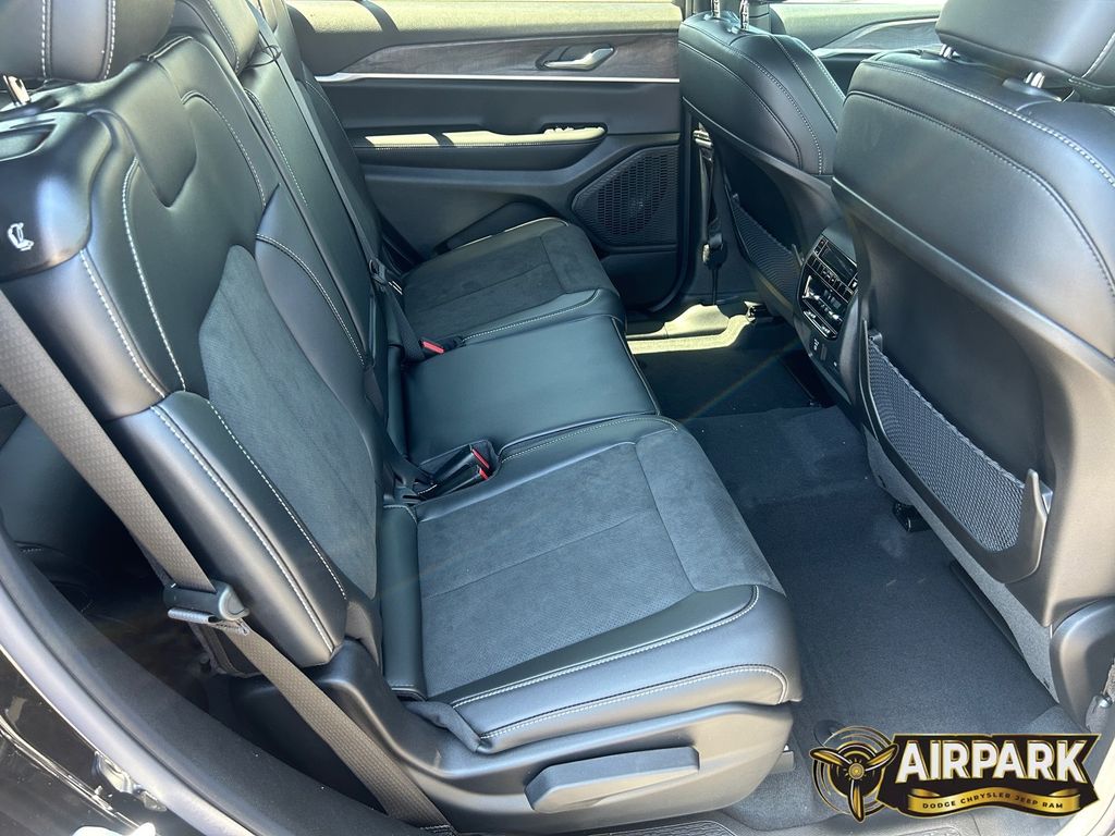 New 2026 Diamond Black Crystal Pearlcoat Jeep Laredo image 13