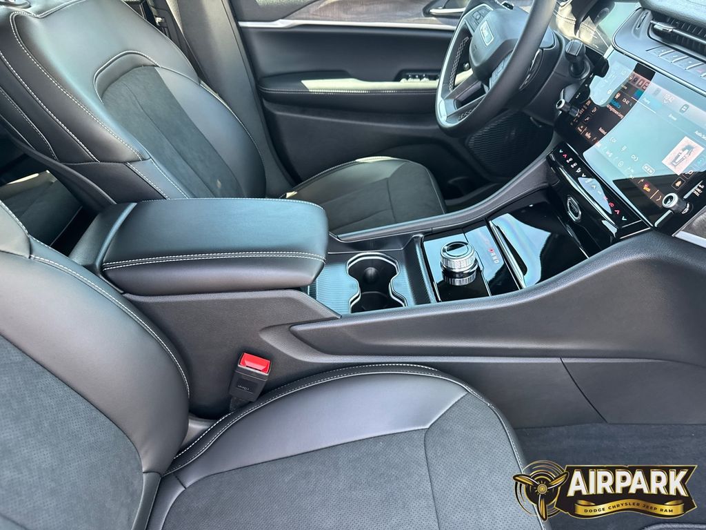 New 2026 Diamond Black Crystal Pearlcoat Jeep Laredo image 10