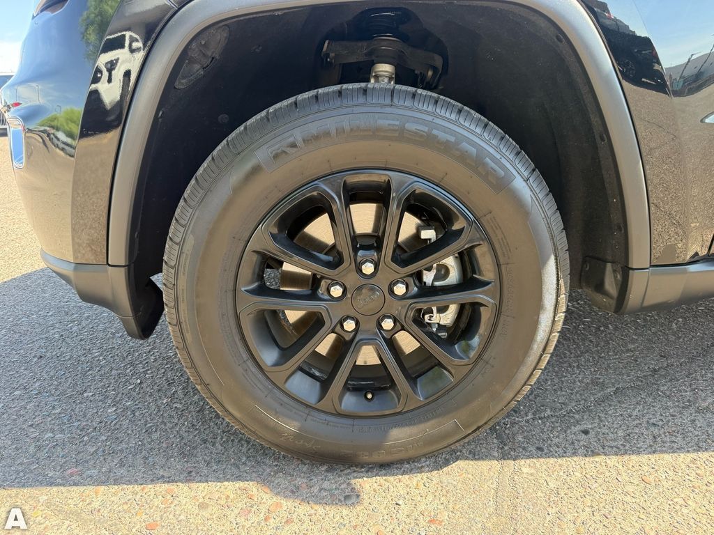 Used 2021 Diamond Black Crystal Pearlcoat Jeep Laredo E image 10