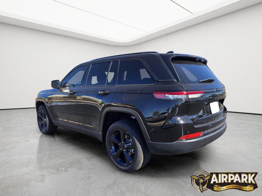 New 2025 Diamond Black Crystal Pearlcoat Jeep Limited image 5