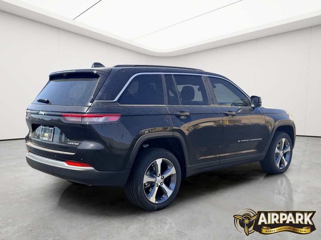 New 2026 Diamond Black Crystal Pearlcoat Jeep Limited image 3