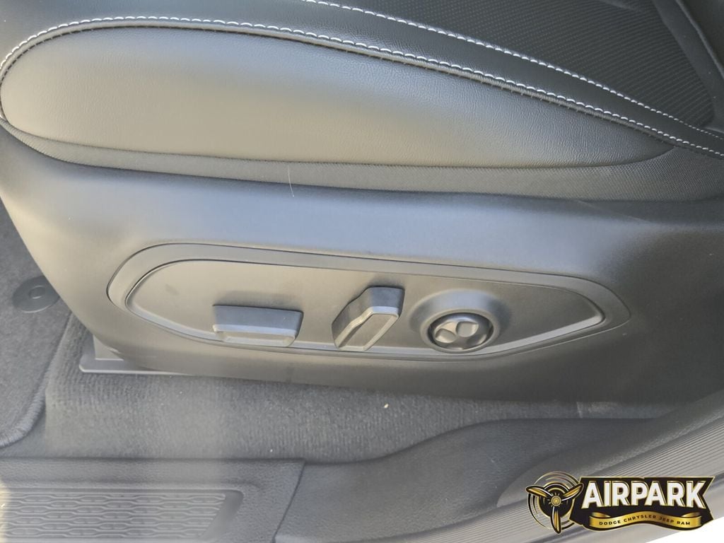 New 2025 Diamond Black Crystal Pearlcoat Jeep Limited image 18