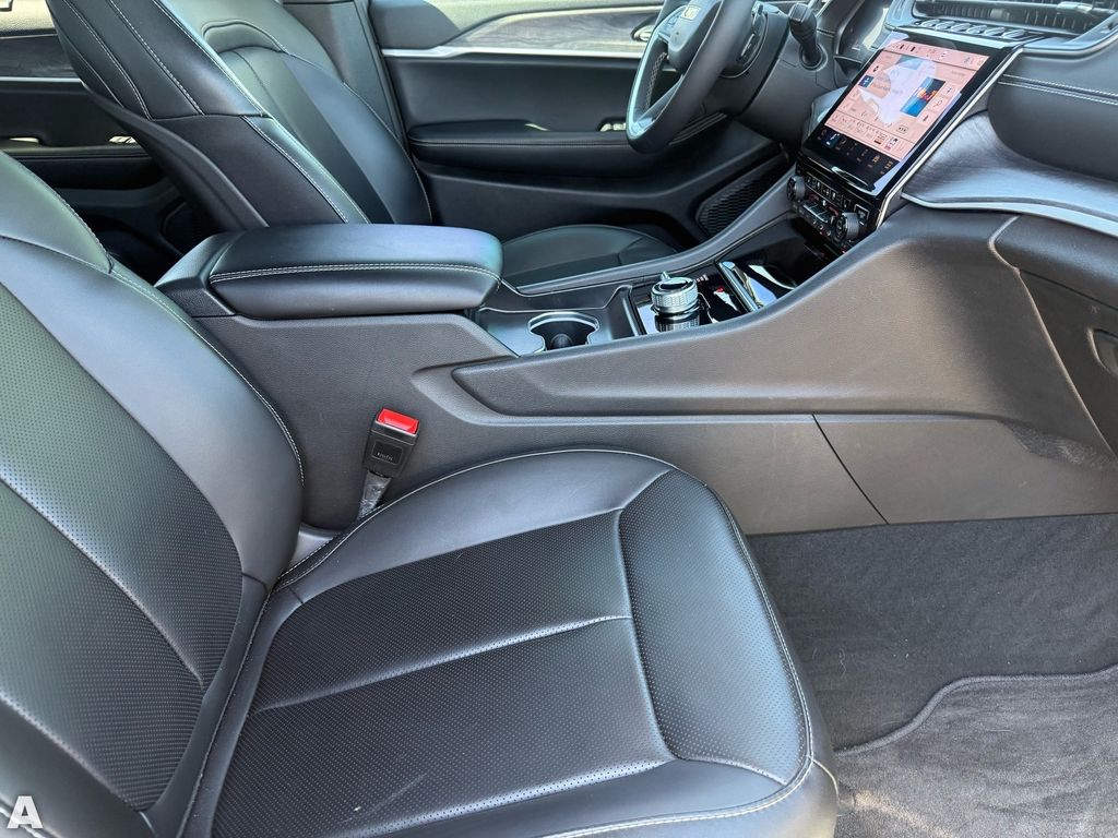 Used 2025 Silver Zynith Jeep Limited image 30