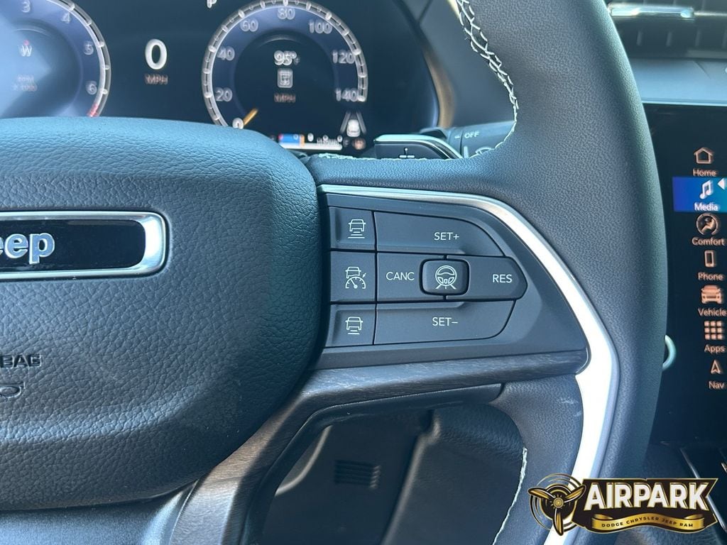 New 2026 Diamond Black Crystal Pearlcoat Jeep Laredo image 29