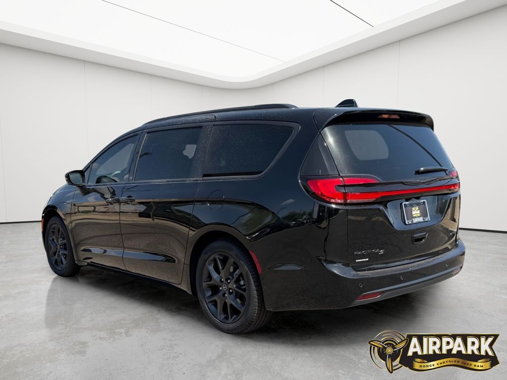 New 2026 Diamond Black Crystal Pearlcoat Chrysler Limited image 7