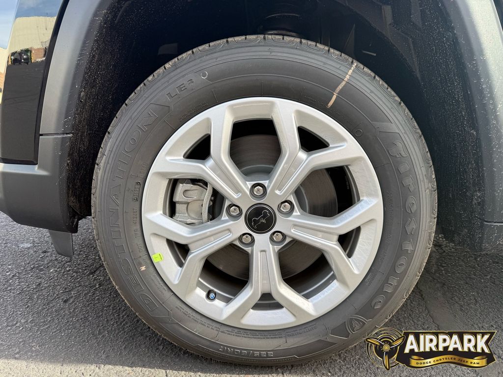 New 2026 Diamond Black Crystal Pearlcoat Jeep Latitude image 10