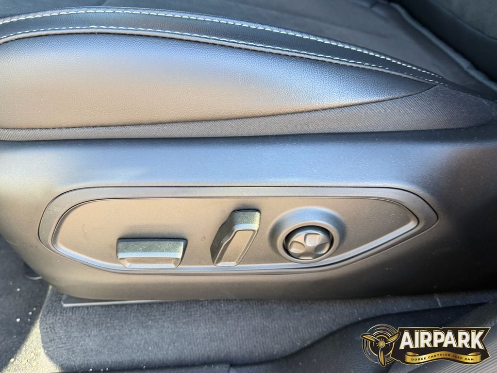 New 2025 Diamond Black Crystal Pearlcoat Jeep Laredo image 19