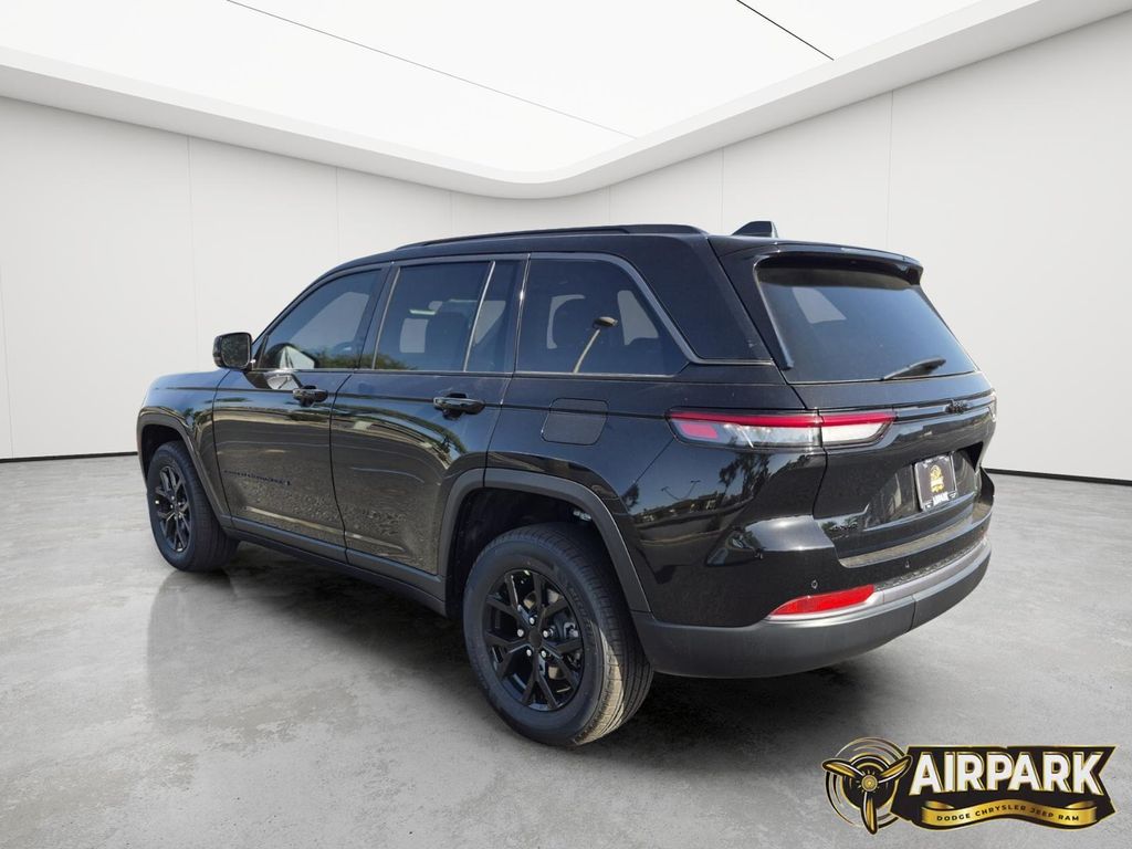 New 2026 Diamond Black Crystal Pearlcoat Jeep Laredo image 7
