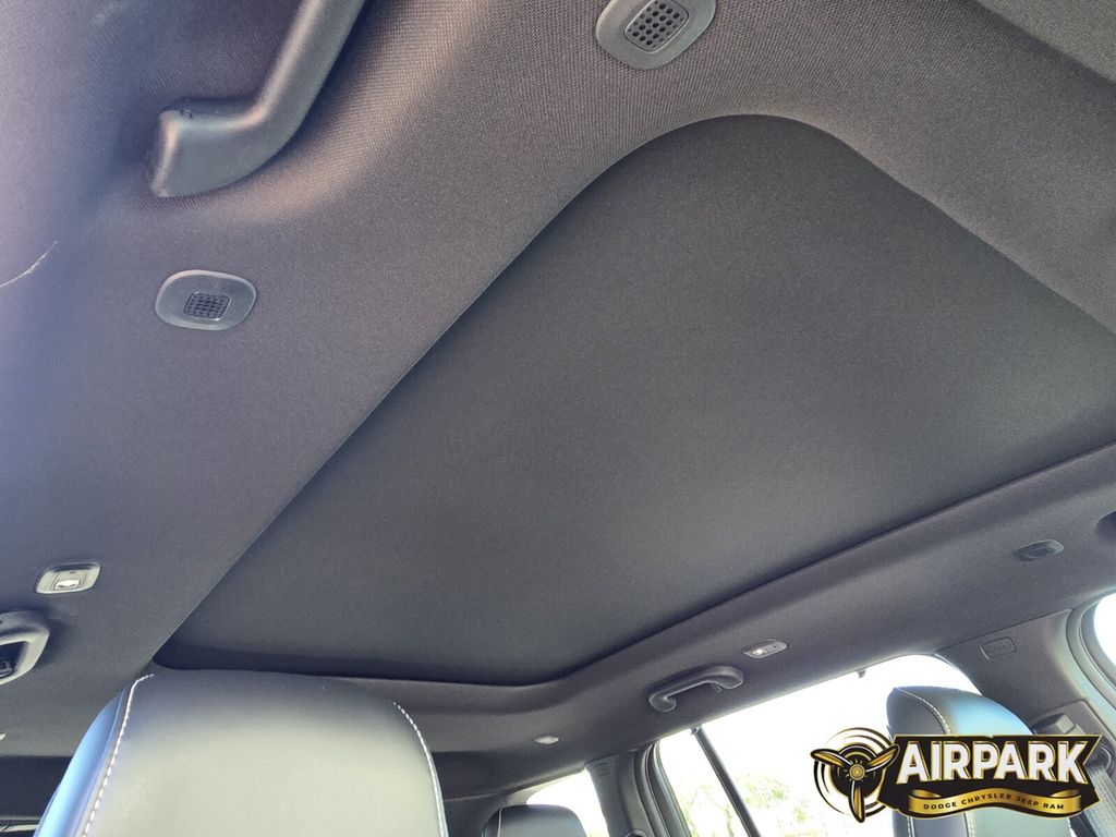 New 2025 Diamond Black Crystal Pearlcoat Jeep Limited image 10