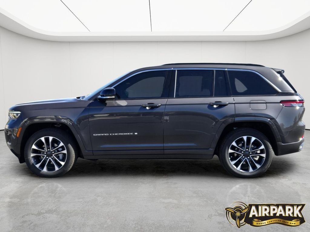 New 2025 Baltic Gray Jeep Overland image 7