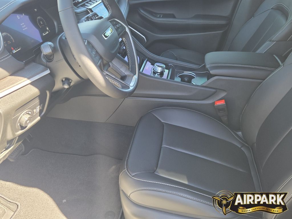 New 2025 Diamond Black Crystal Pearlcoat Jeep Limited image 17