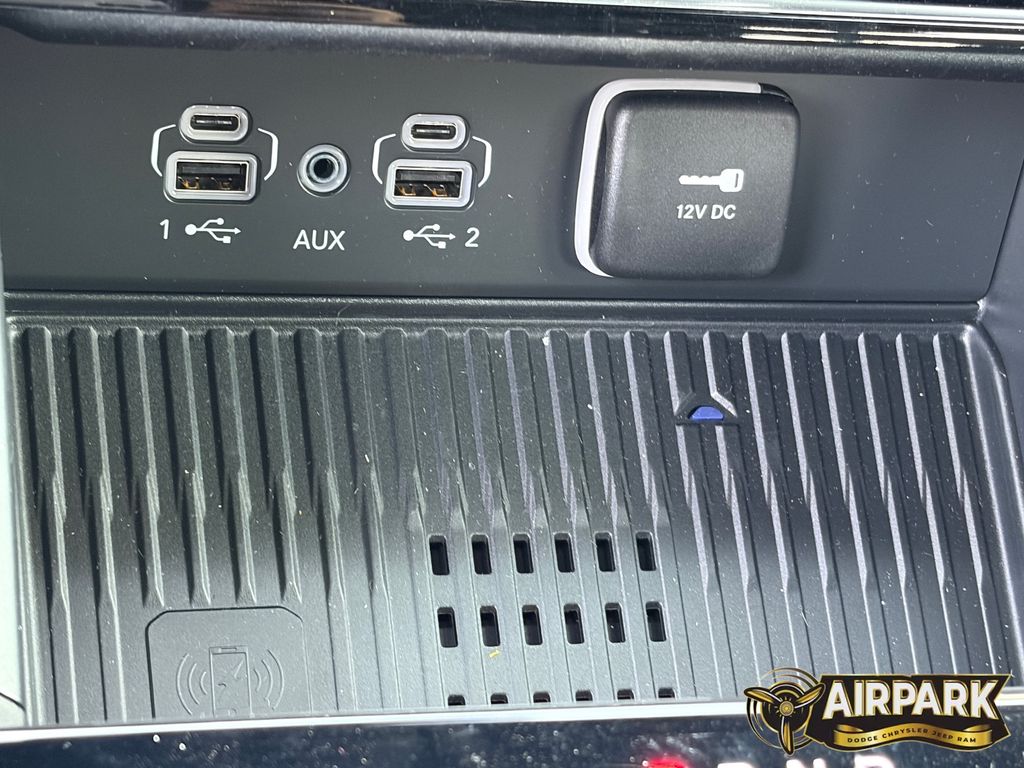 New 2026 Diamond Black Crystal Pearlcoat Jeep Laredo image 26