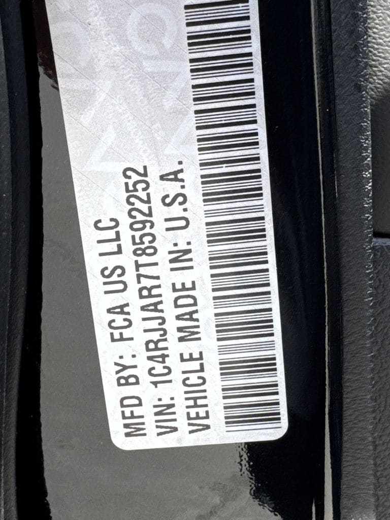 New 2026 Diamond Black Crystal Pearlcoat Jeep Laredo image 29