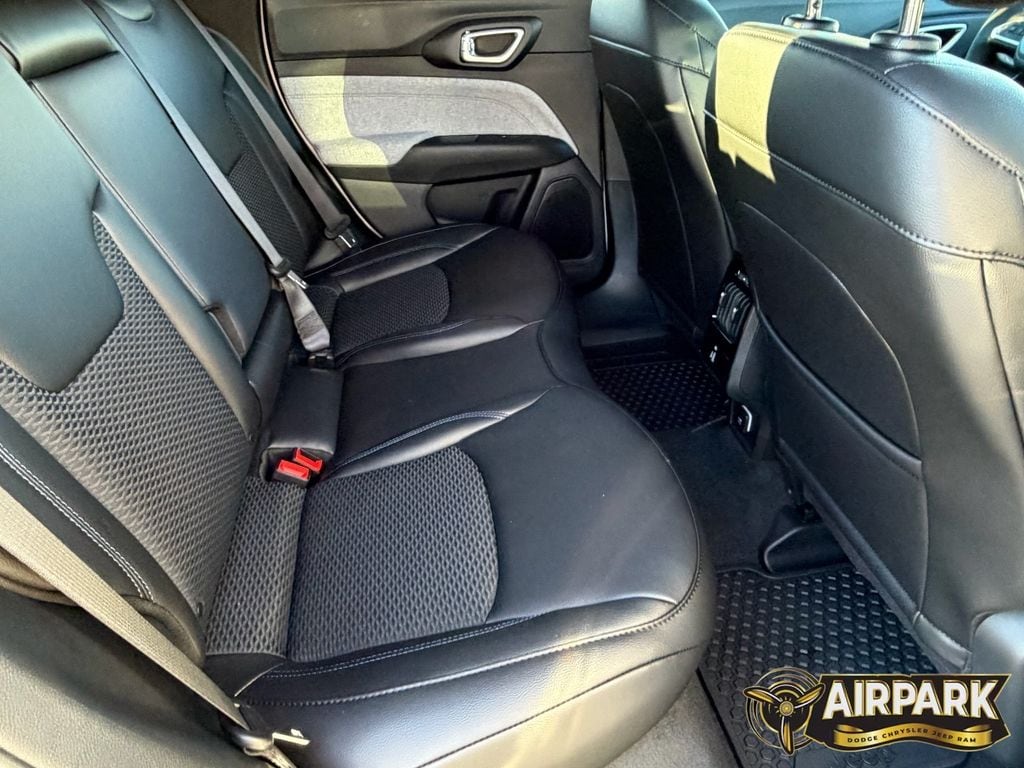 New 2026 Diamond Black Crystal Pearlcoat Jeep Latitude image 17