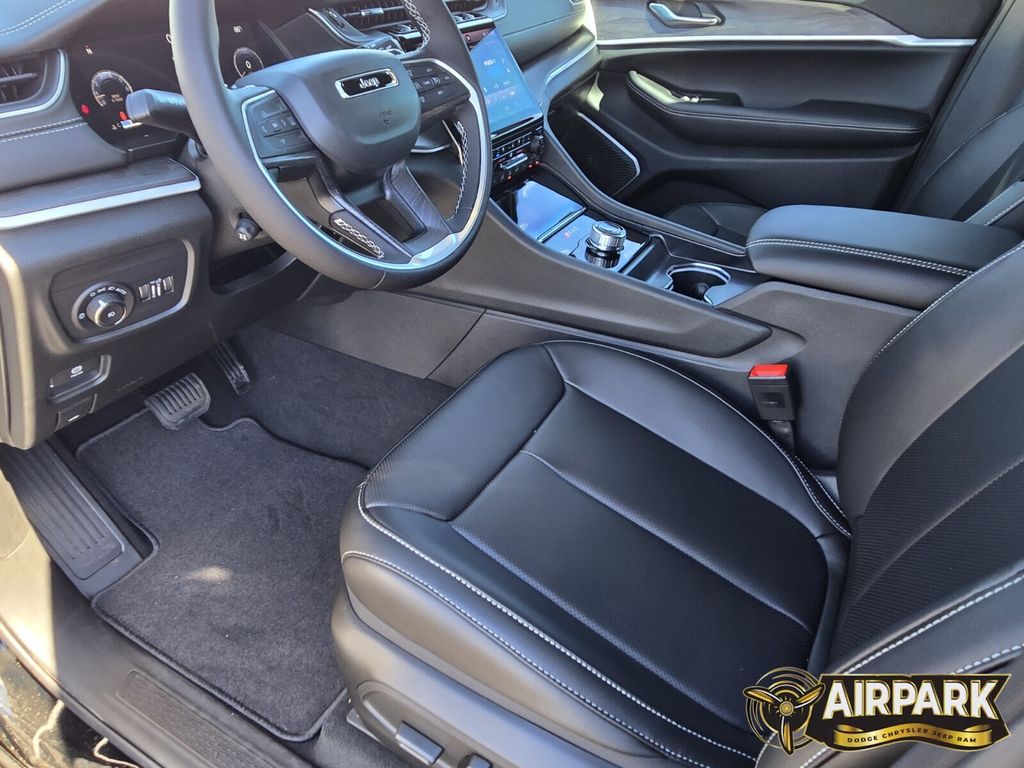 New 2025 Diamond Black Crystal Pearlcoat Jeep Limited image 16