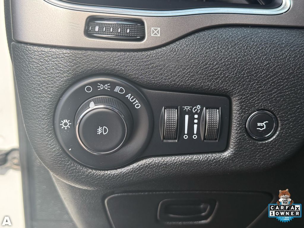 Used 2022 Bright White Clearcoat Jeep Latitude Lux image 14