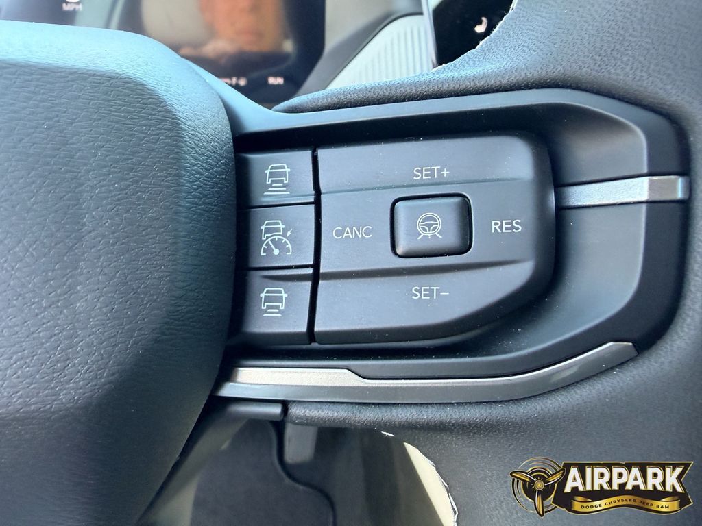 New 2026 Diamond Black Crystal Pearlcoat Jeep Laredo/Limited image 22