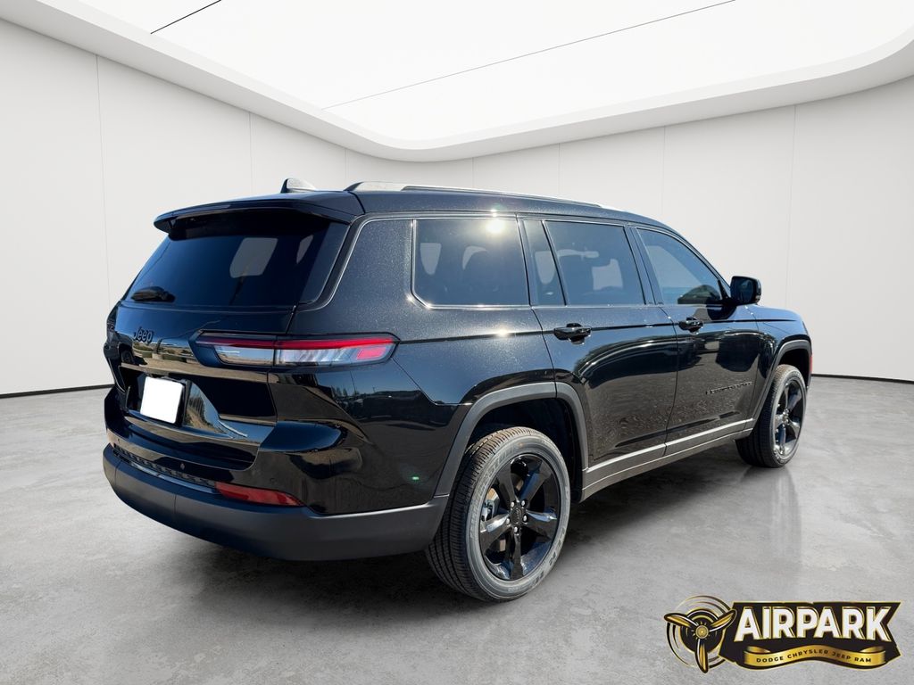 New 2025 Diamond Black Crystal Pearlcoat Jeep Laredo image 4