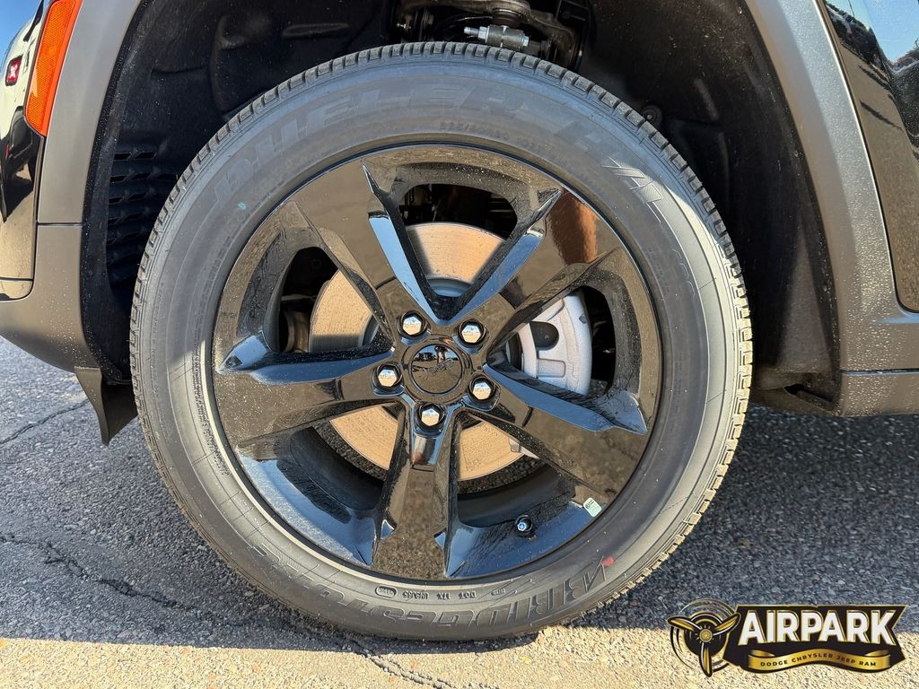 New 2025 Diamond Black Crystal Pearlcoat Jeep Laredo image 10