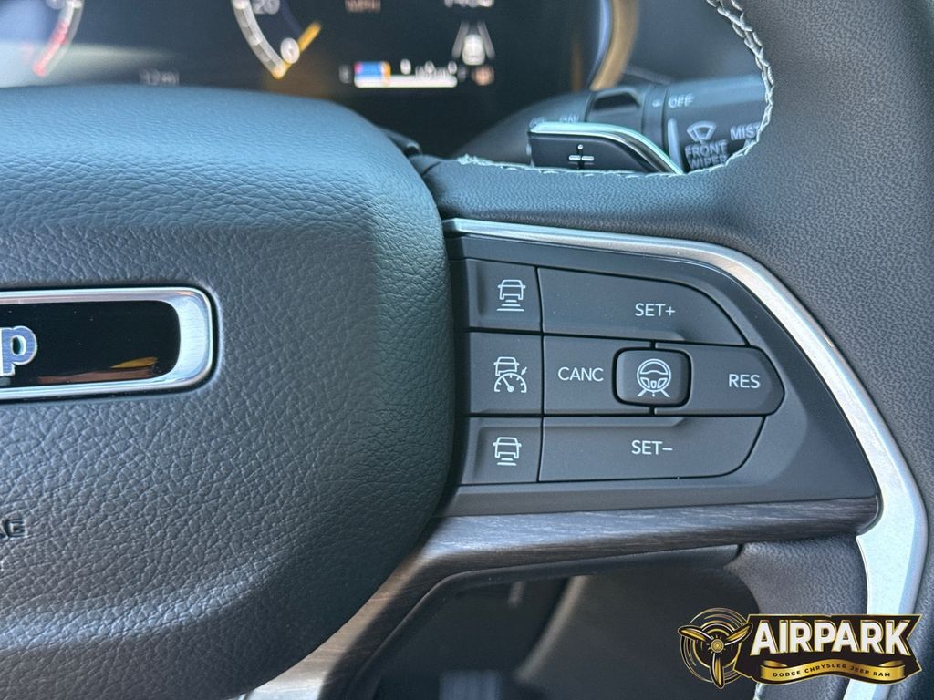 New 2026 Diamond Black Crystal Pearlcoat Jeep Laredo image 22