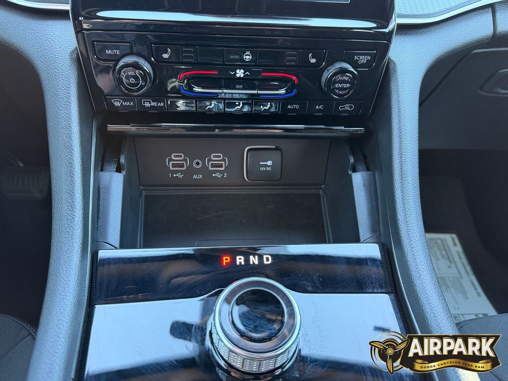 New 2025 Diamond Black Crystal Pearlcoat Jeep Laredo image 21