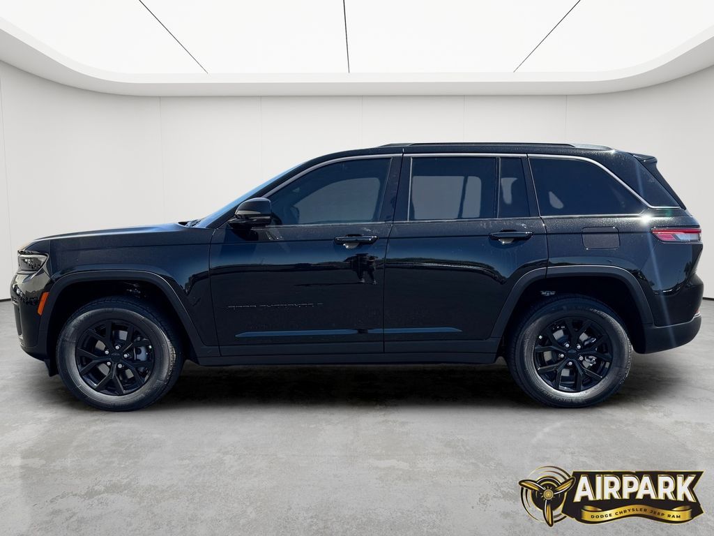 New 2026 Diamond Black Crystal Pearlcoat Jeep Laredo image 7