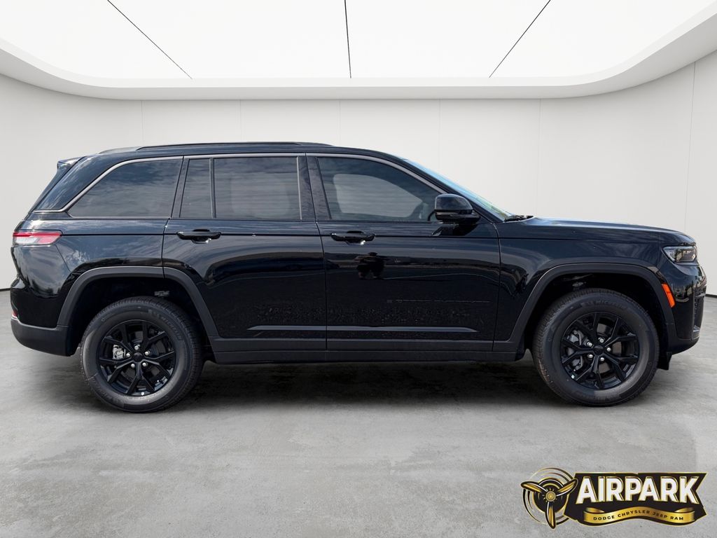 New 2026 Diamond Black Crystal Pearlcoat Jeep Laredo image 3