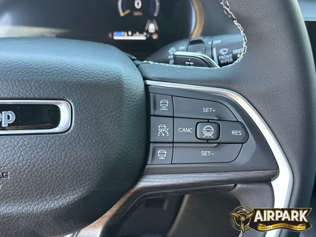 New 2026 Diamond Black Crystal Pearlcoat Jeep Laredo image 21