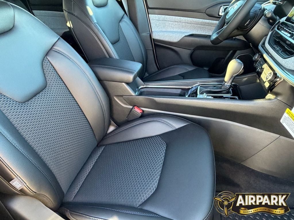 New 2026 Diamond Black Crystal Pearlcoat Jeep Latitude image 14