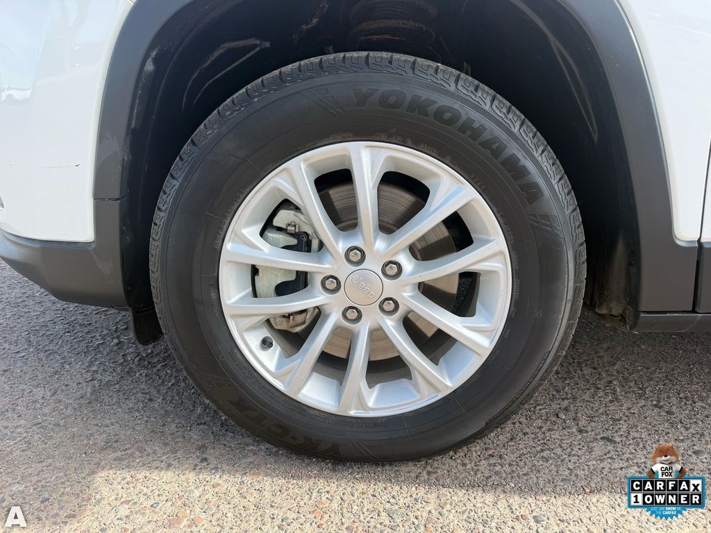 Used 2022 Bright White Clearcoat Jeep Latitude Lux image 10