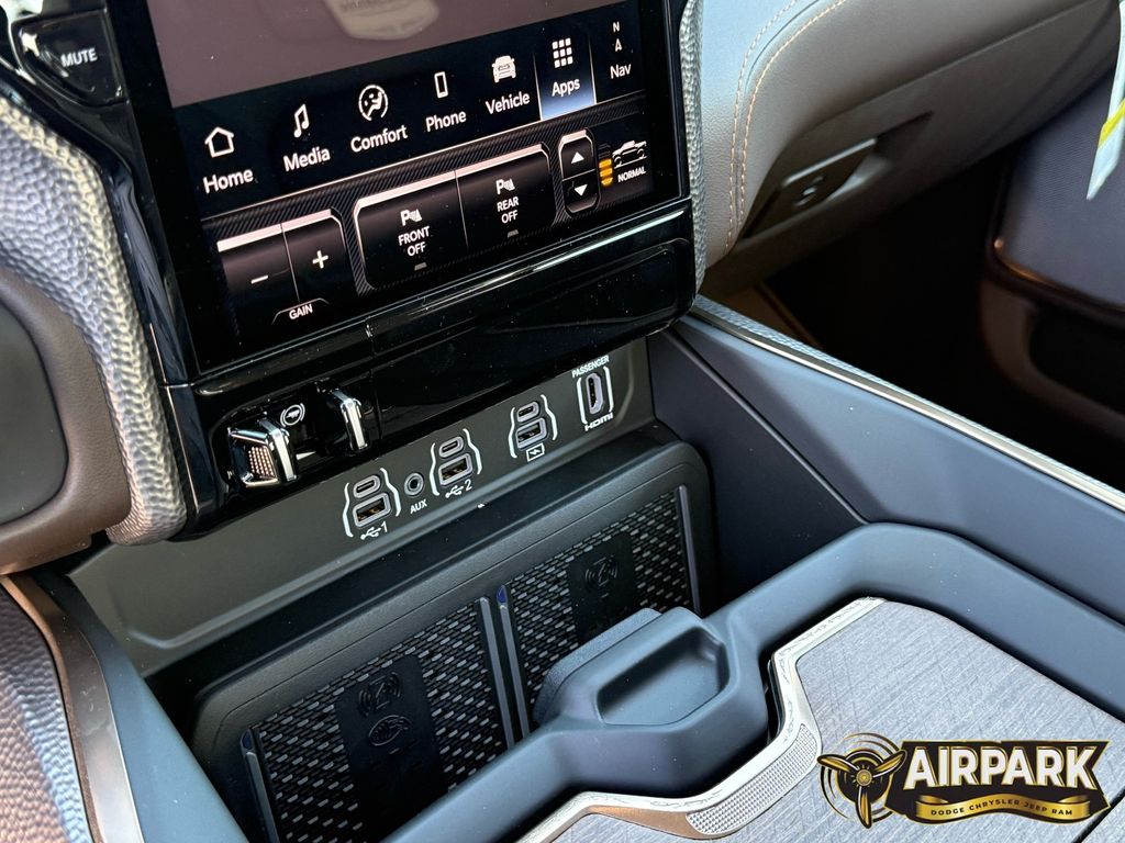 New 2026 Diamond Black Crystal Pearlcoat Ram Limited image 18