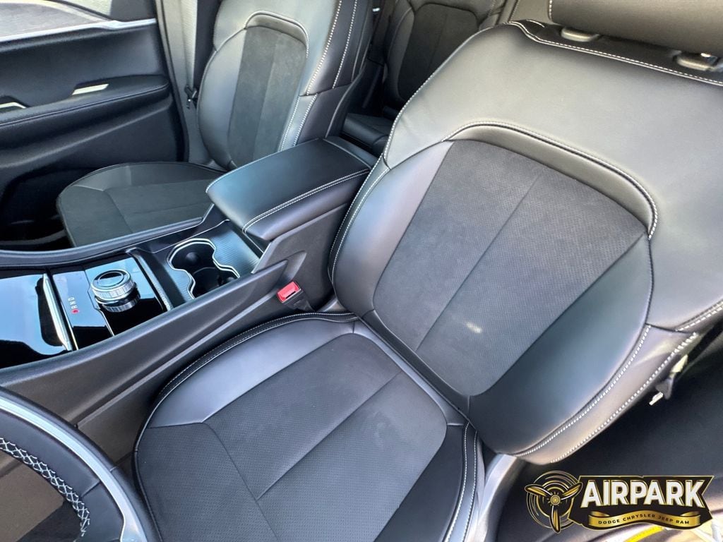 New 2026 Diamond Black Crystal Pearlcoat Jeep Laredo image 19