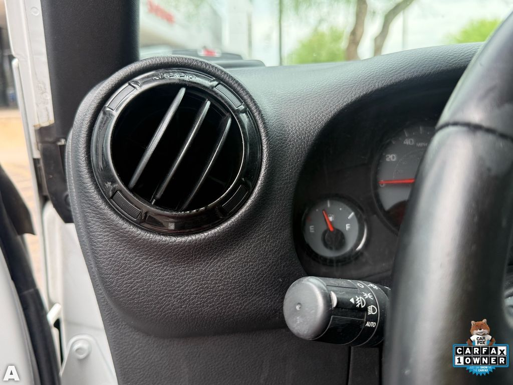 Used 2016 Bright White Clearcoat Jeep Unlimited Sahara image 14