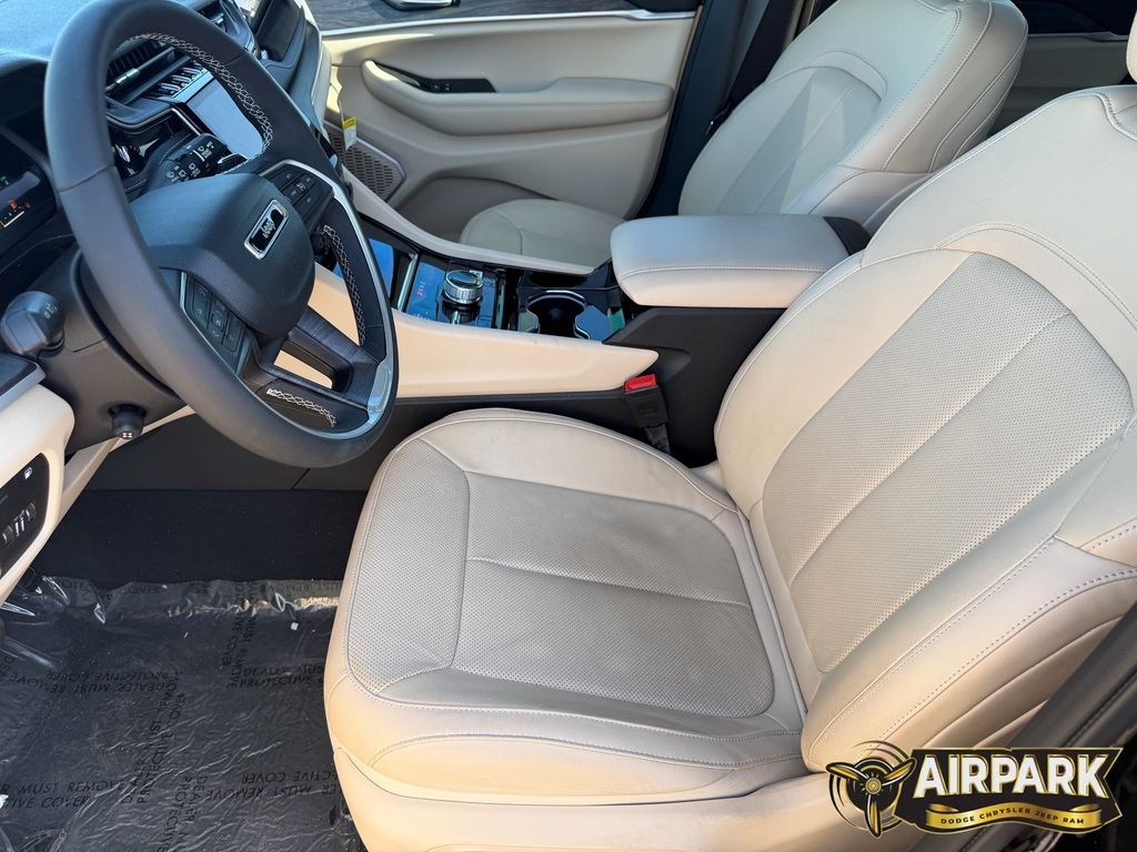 New 2023 Diamond Black Crystal Pearlcoat Jeep Base image 12