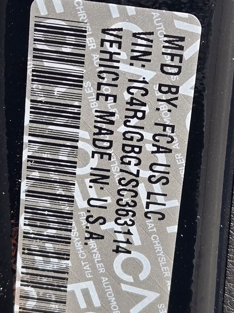 New 2025 Diamond Black Crystal Pearlcoat Jeep Limited image 23