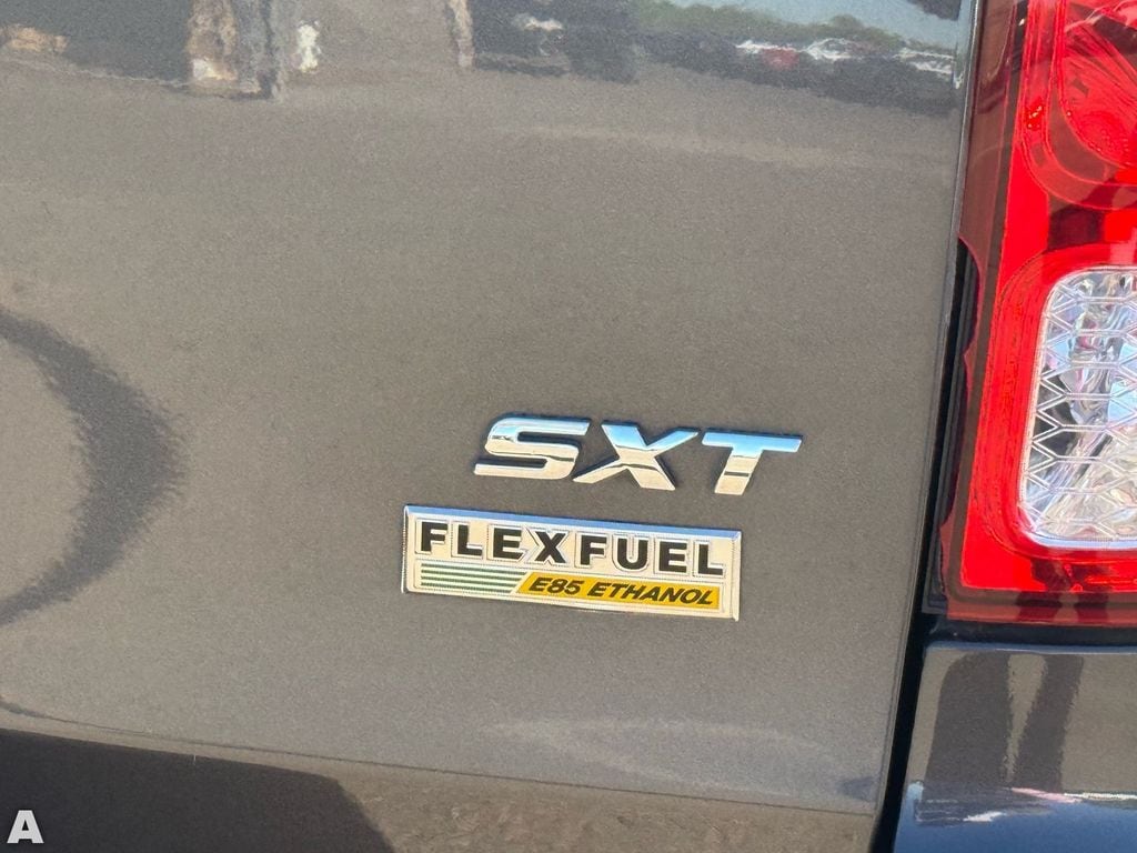 Used 2019 Granite Crystal Metallic Clearcoat Dodge SXT image 11