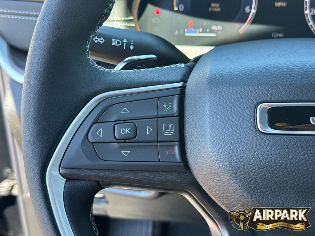 New 2026 Diamond Black Crystal Pearlcoat Jeep Laredo image 21