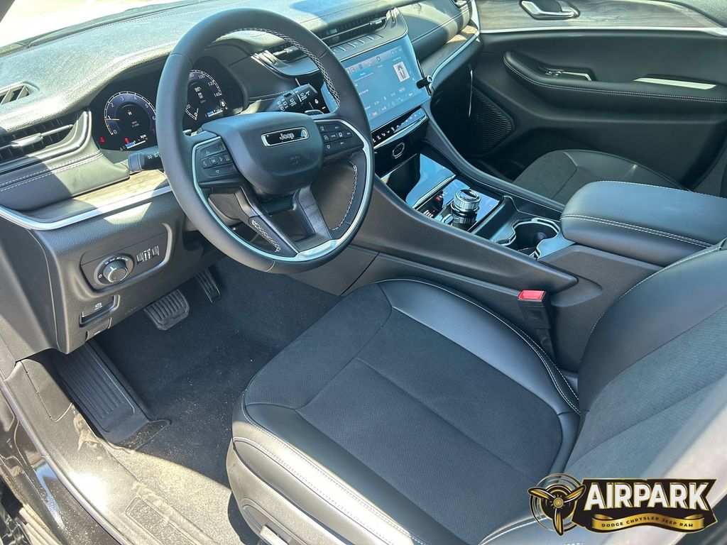 New 2026 Diamond Black Crystal Pearlcoat Jeep Laredo image 19