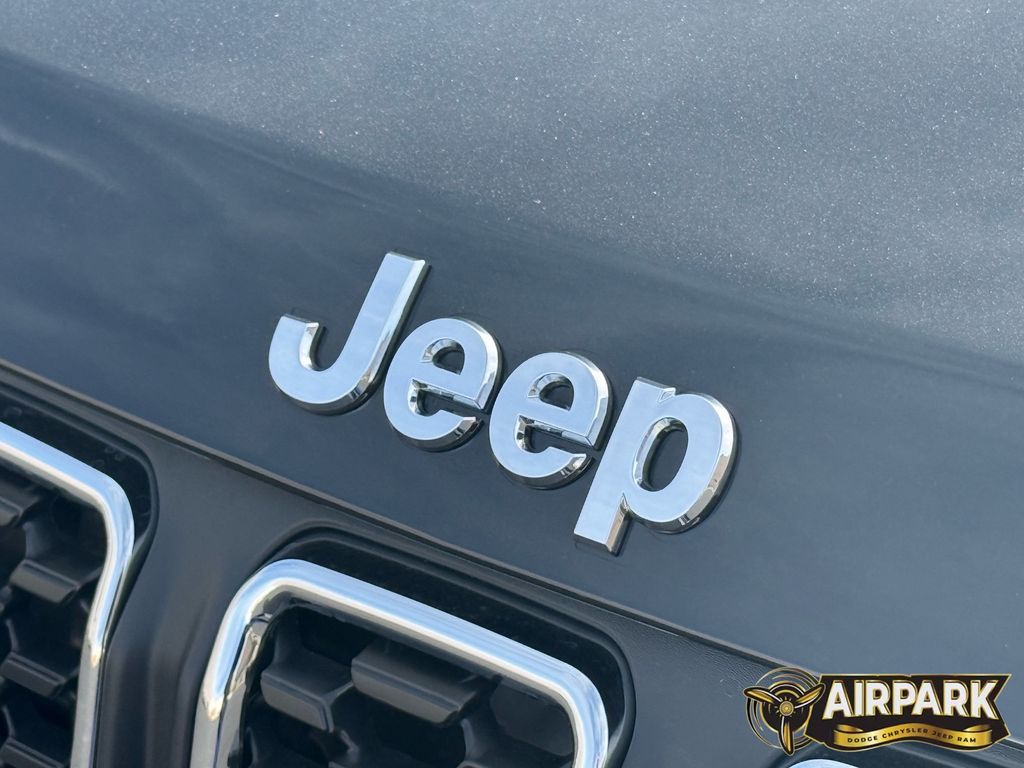 New 2026 Diamond Black Crystal Pearlcoat Jeep Latitude image 12