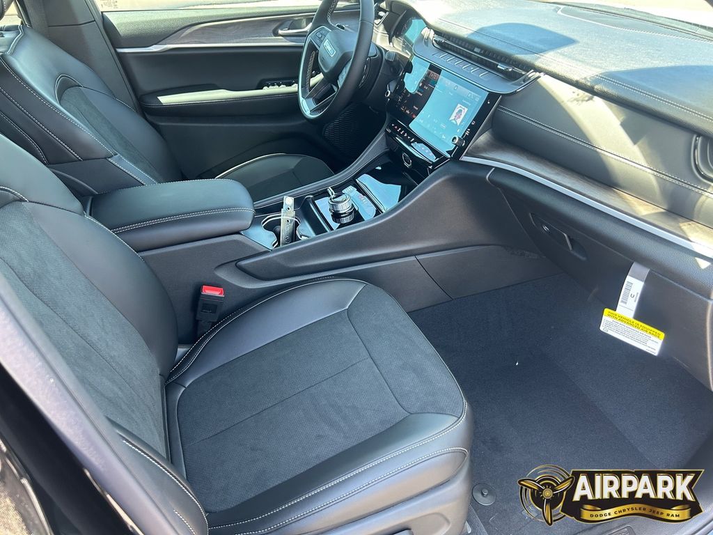 New 2026 Diamond Black Crystal Pearlcoat Jeep Laredo image 12