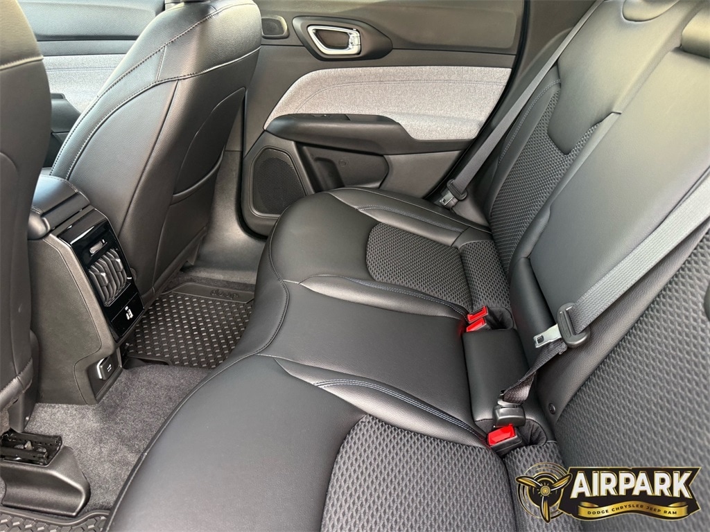 New 2026 Diamond Black Crystal Pearlcoat Jeep Latitude image 21