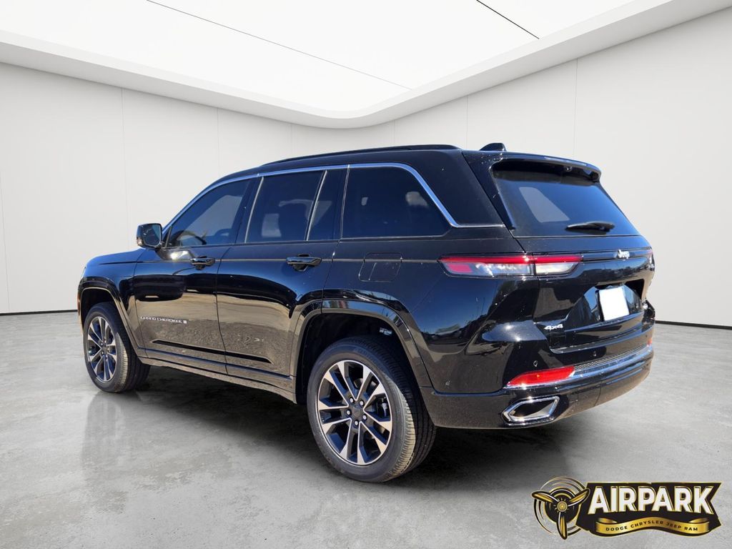 New 2025 Diamond Black Crystal Pearlcoat Jeep Overland image 6