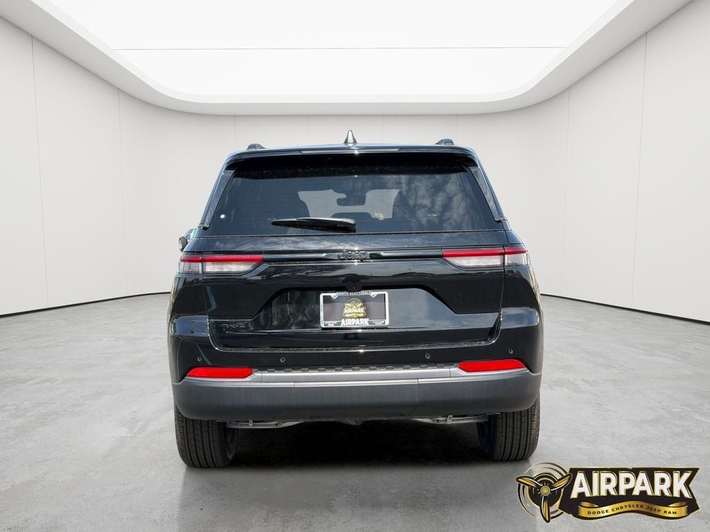 New 2026 Diamond Black Crystal Pearlcoat Jeep Laredo image 6